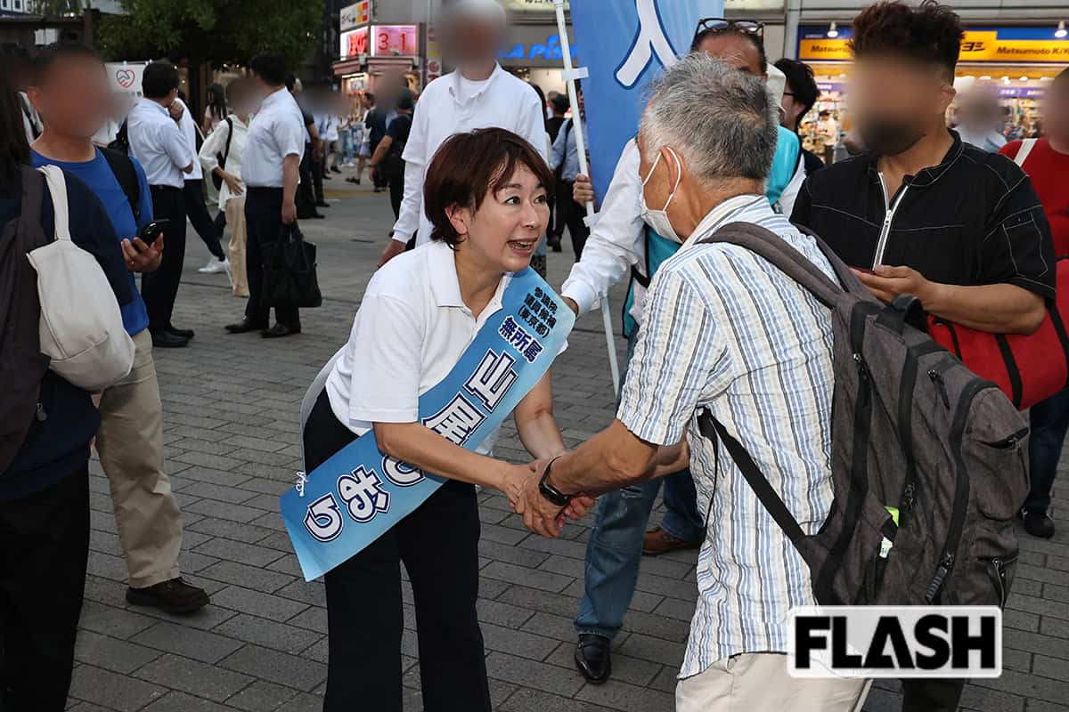 聴衆と交流する山尾志桜里氏