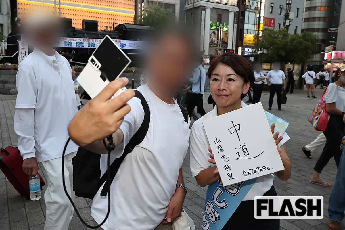 聴衆と交流する山尾志桜里氏