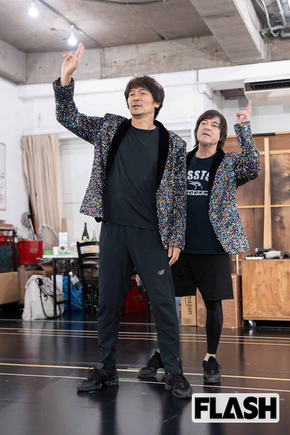 舞台の稽古に励む川平慈英と伊原剛志。2人とも還暦を超えているが新人漫才師だ（写真・福田ヨシツグ）