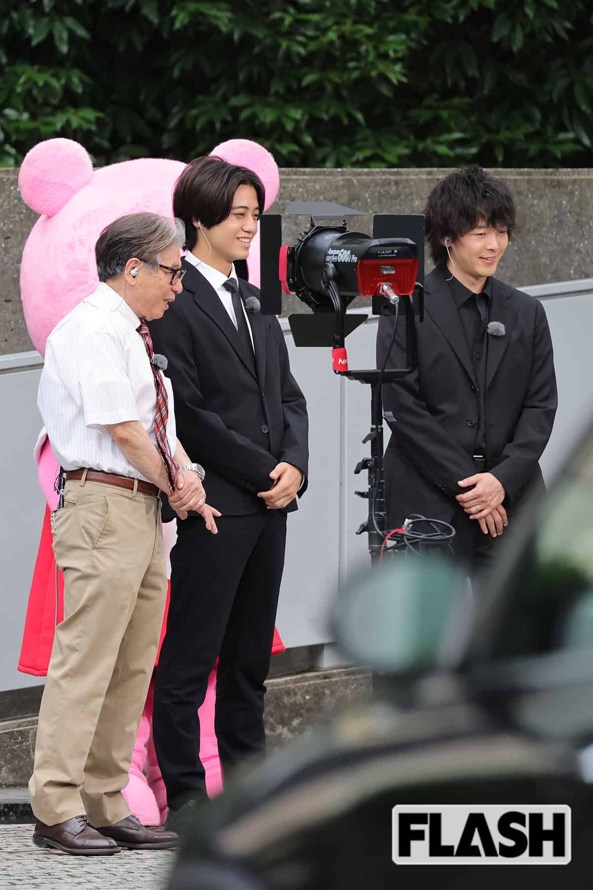 中村倫也（右端）と仲むつまじい様子でカメラの前に立つ髙橋海人