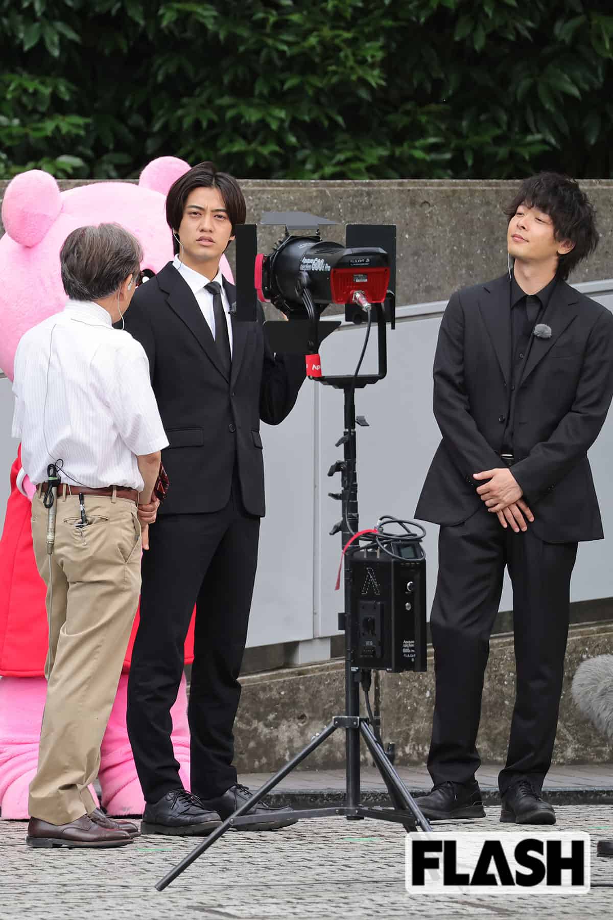 スーツ姿の中村倫也と髙橋海人
