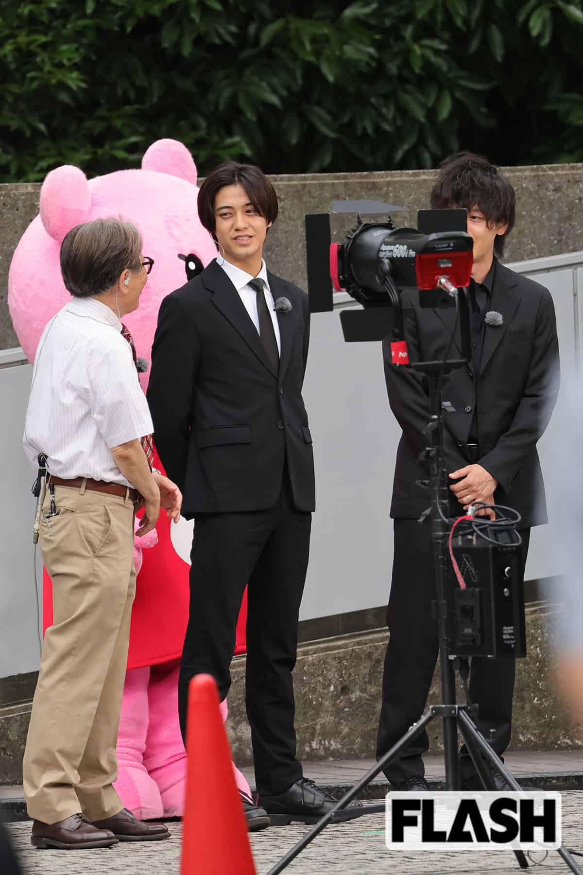 気象予報士の森田正光氏（左端）と話す髙橋海人