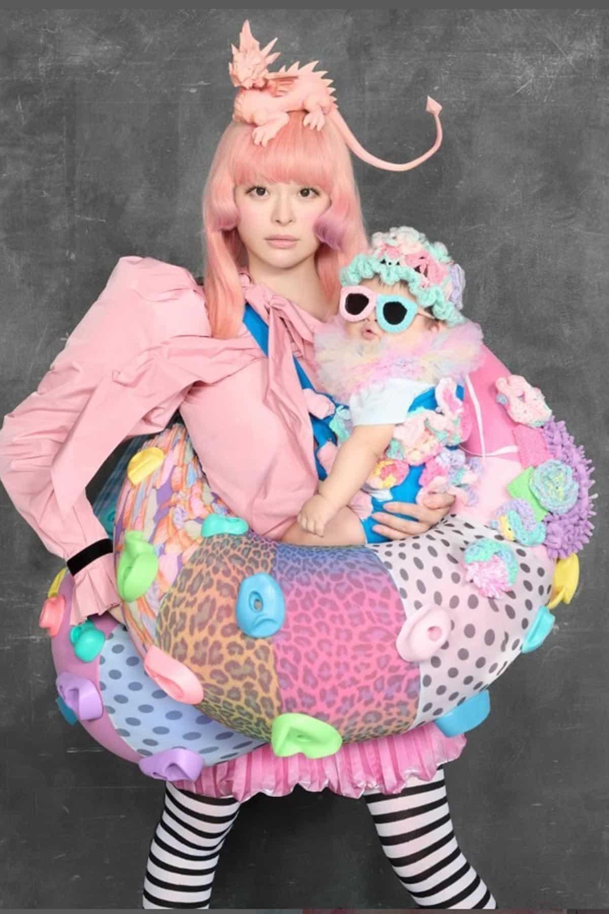 乳児の我が子を抱き上げるきゃりーぱみゅぱみゅ。新曲の宣伝の一種だが議論を呼んでいる(写真・本人のInstagramより)