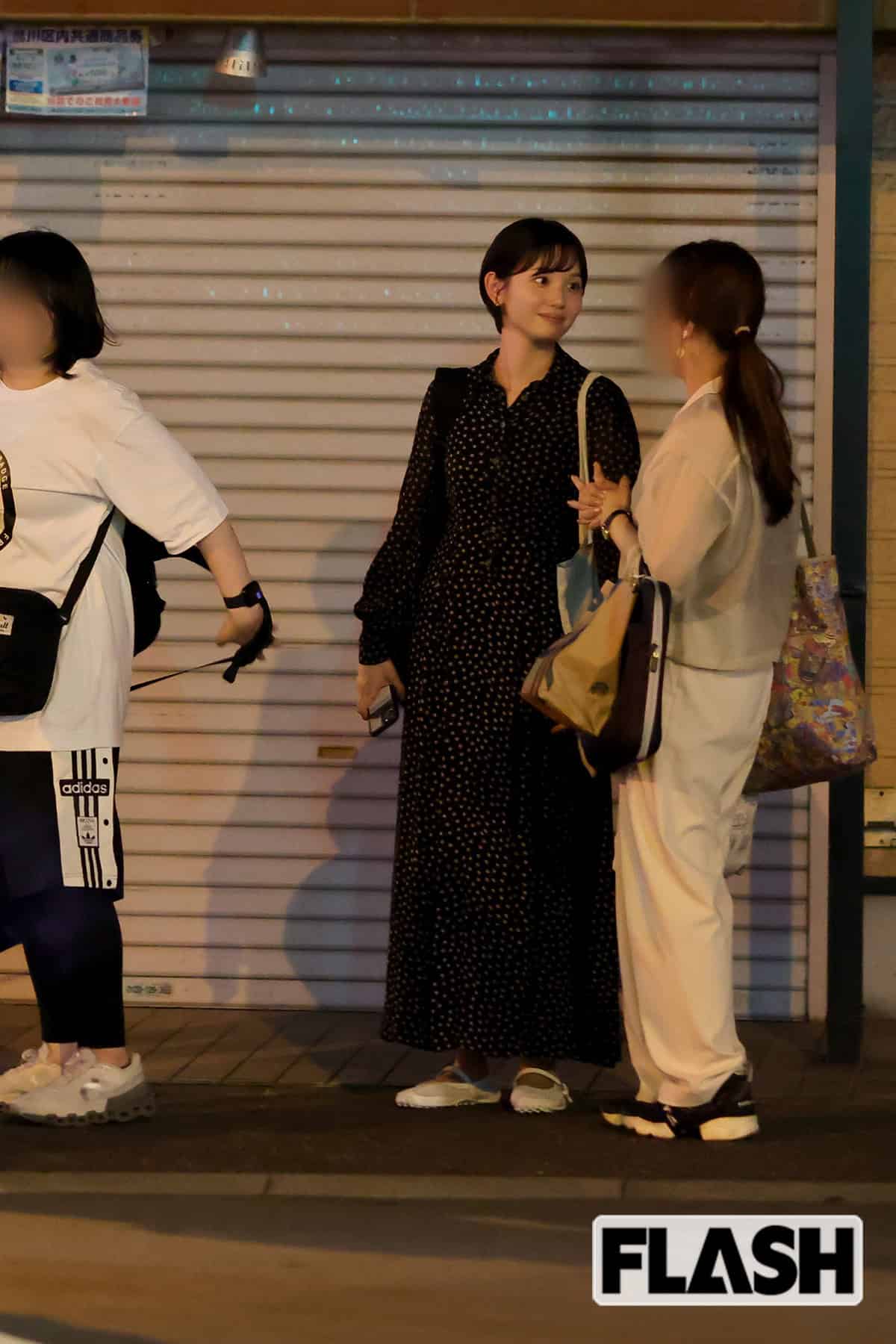 打ち上げを終え、帰宅する田中瞳アナ。終始上機嫌だったという