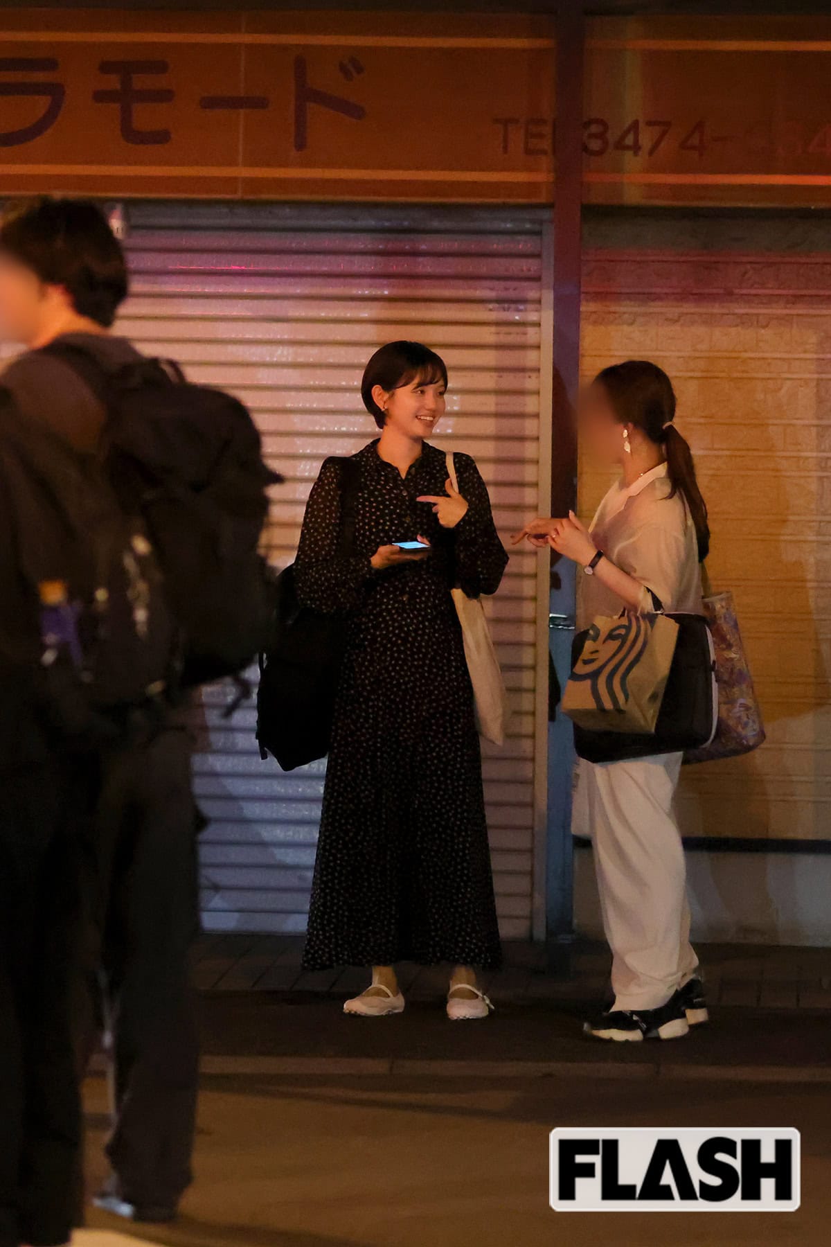 同僚女性と楽しそうに話し込む田中瞳アナ