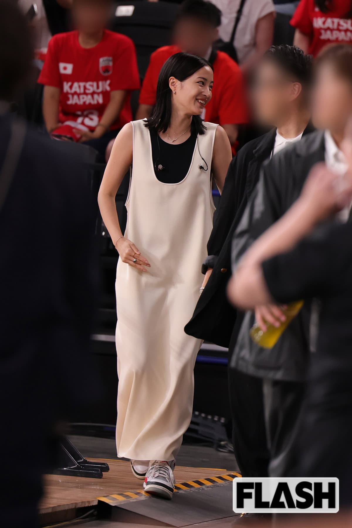 関係者と笑顔で雑談する広瀬すず