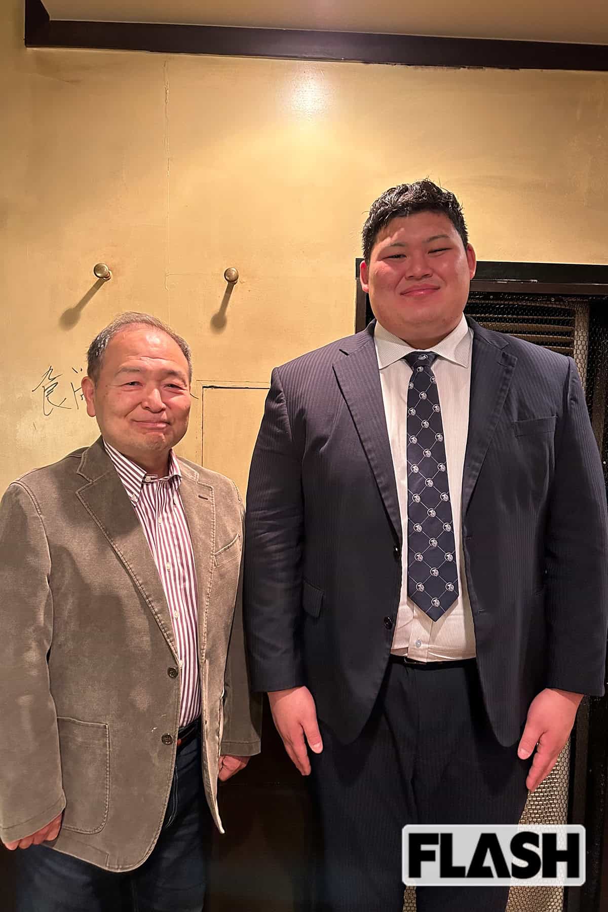 長年、NHKで『大相撲中継』を実況した吉田賢アナウンサーと2ショットの大の里（日体大時代）。「僕も早く吉田アナにインタビューされるように頑張ります」と話していたが、予想を超えるスピード出世だったという（写真提供・吉田氏）