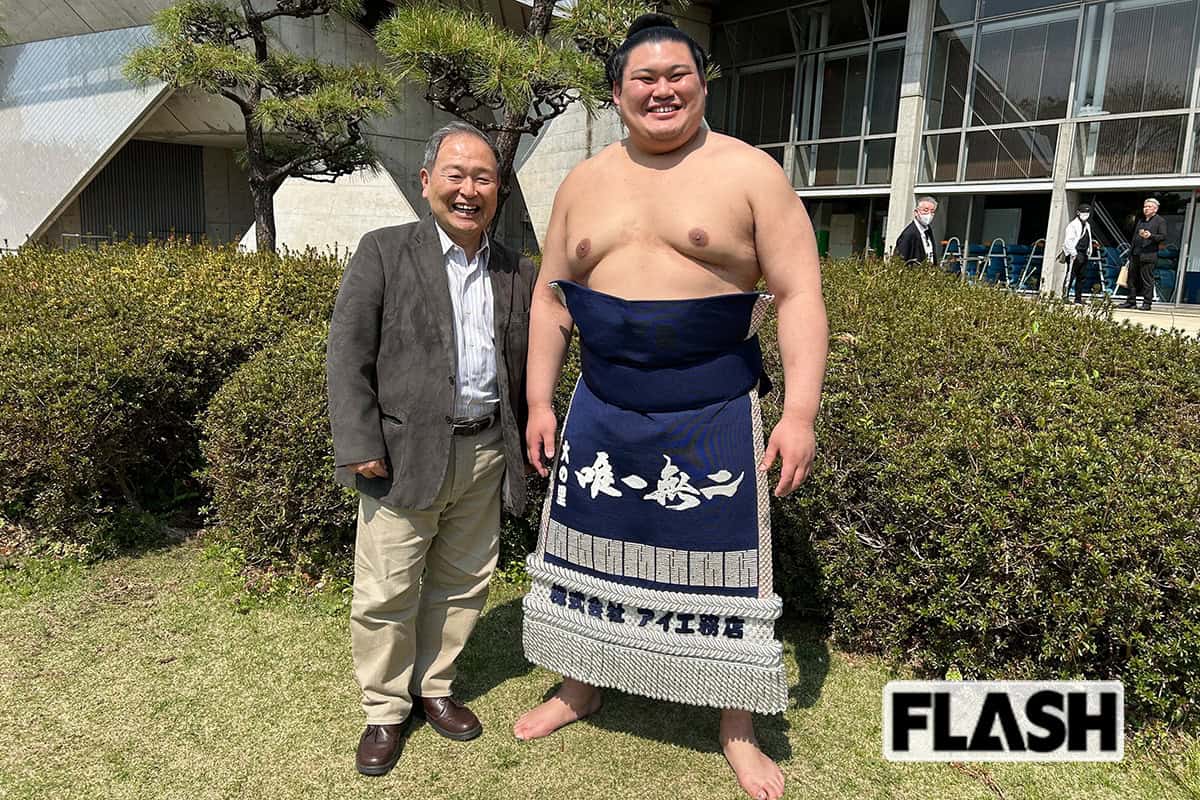 長年、NHKで『大相撲中継』を実況した吉田賢アナウンサーと大の里（写真提供・吉田氏）