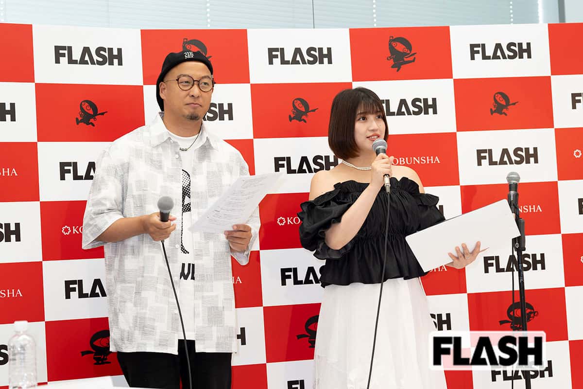 左から、司会のシャバダバふじ、ミスFLASH2022グランプリ・大塚杏奈