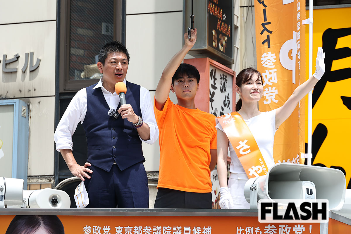 2025年7月3日、新宿駅で第一声を上げた東京都選挙区候補のさや氏。さや氏は経済評論家の三橋貴明氏の動画にも出演していた