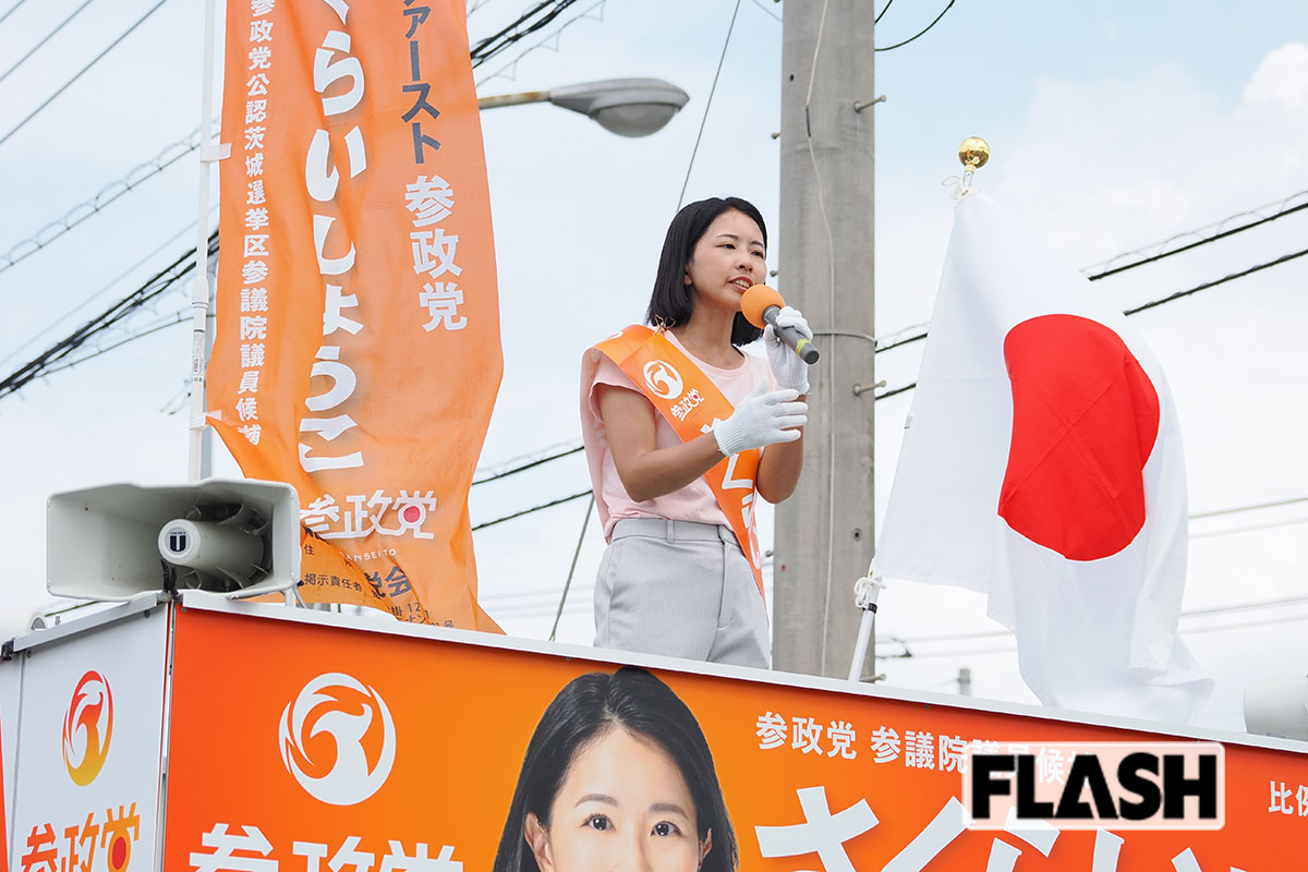 ショッピングモールの交差点で街頭演説していた茨城県選挙区候補の櫻井祥子氏。熱烈な支持者からは、サインを求められていた