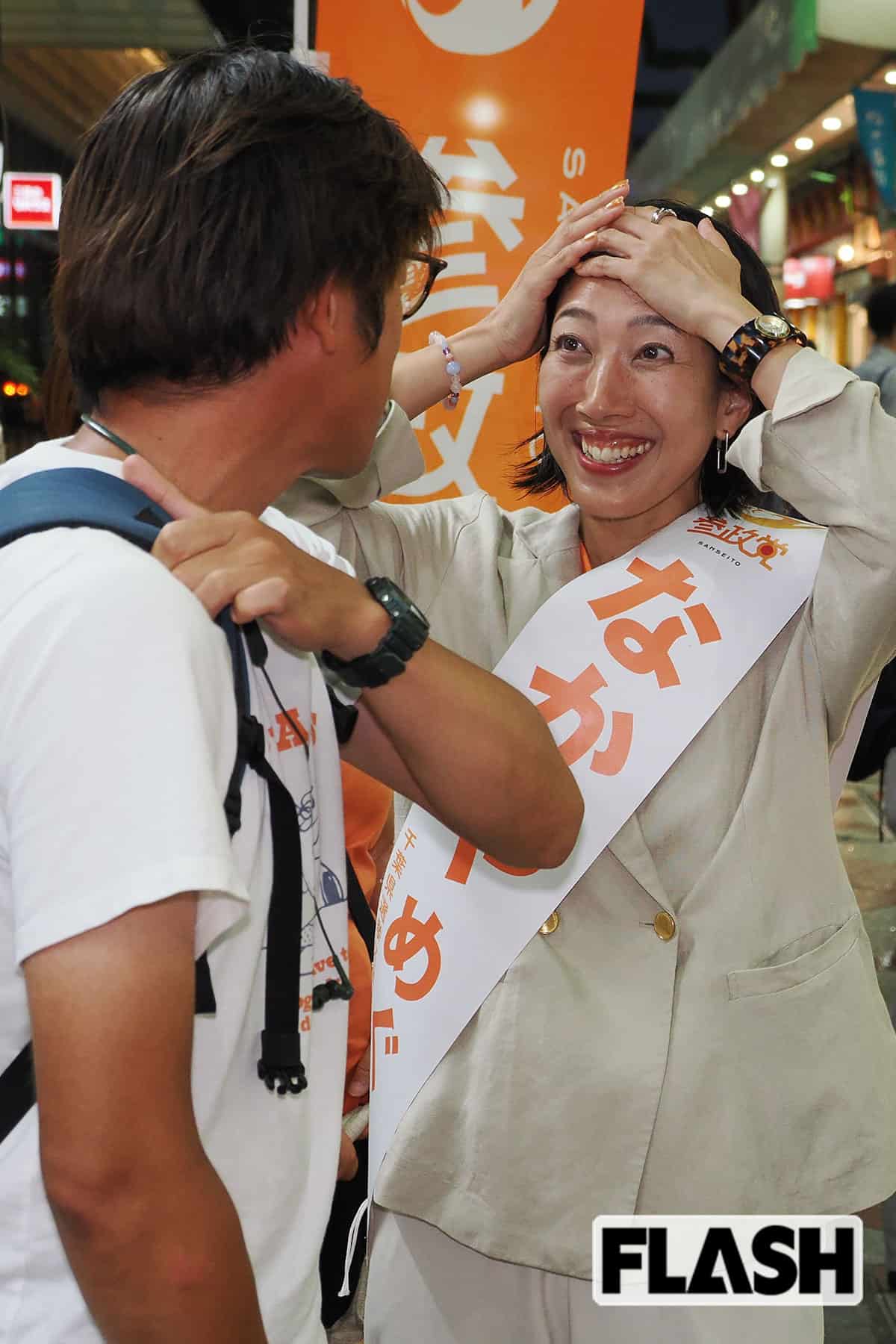 握手を求められると表情豊かに対応していた千葉県選挙区候補の中谷めぐ氏。趣味は剣道で、指導歴もある
