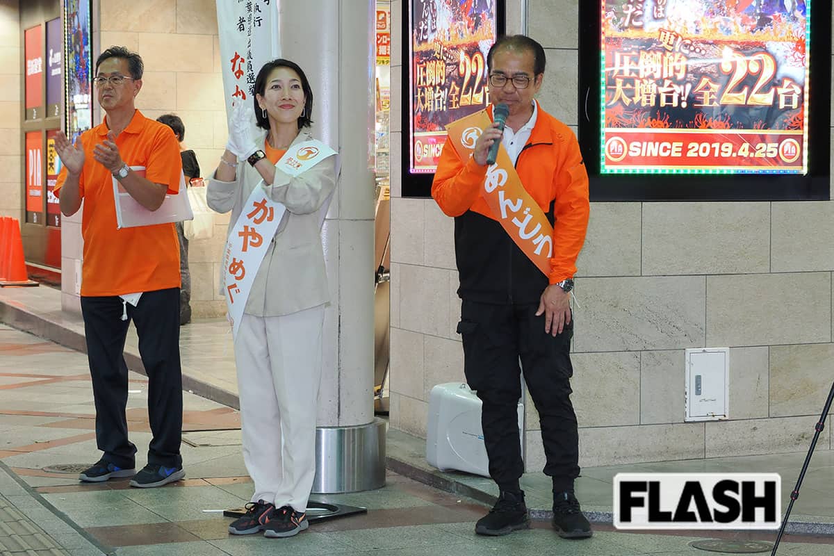 クレープ片手の女子高生に話しかけられると、優しく対応していた全国比例候補の安藤裕(ひろし)氏