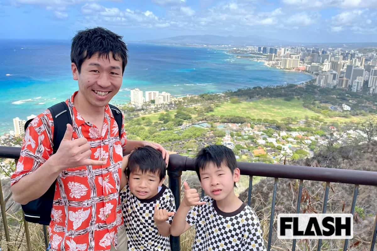 2024年のハワイ旅行で、井上ポイントは2人の息子とポーズ