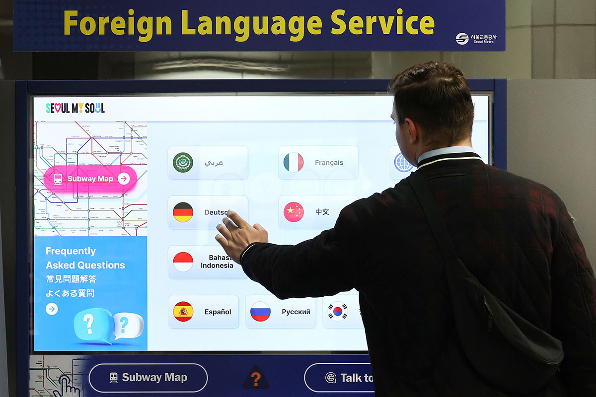 「よくある質問」と日本語で書かれたソウルの地下鉄の案内板(写真・共同通信)