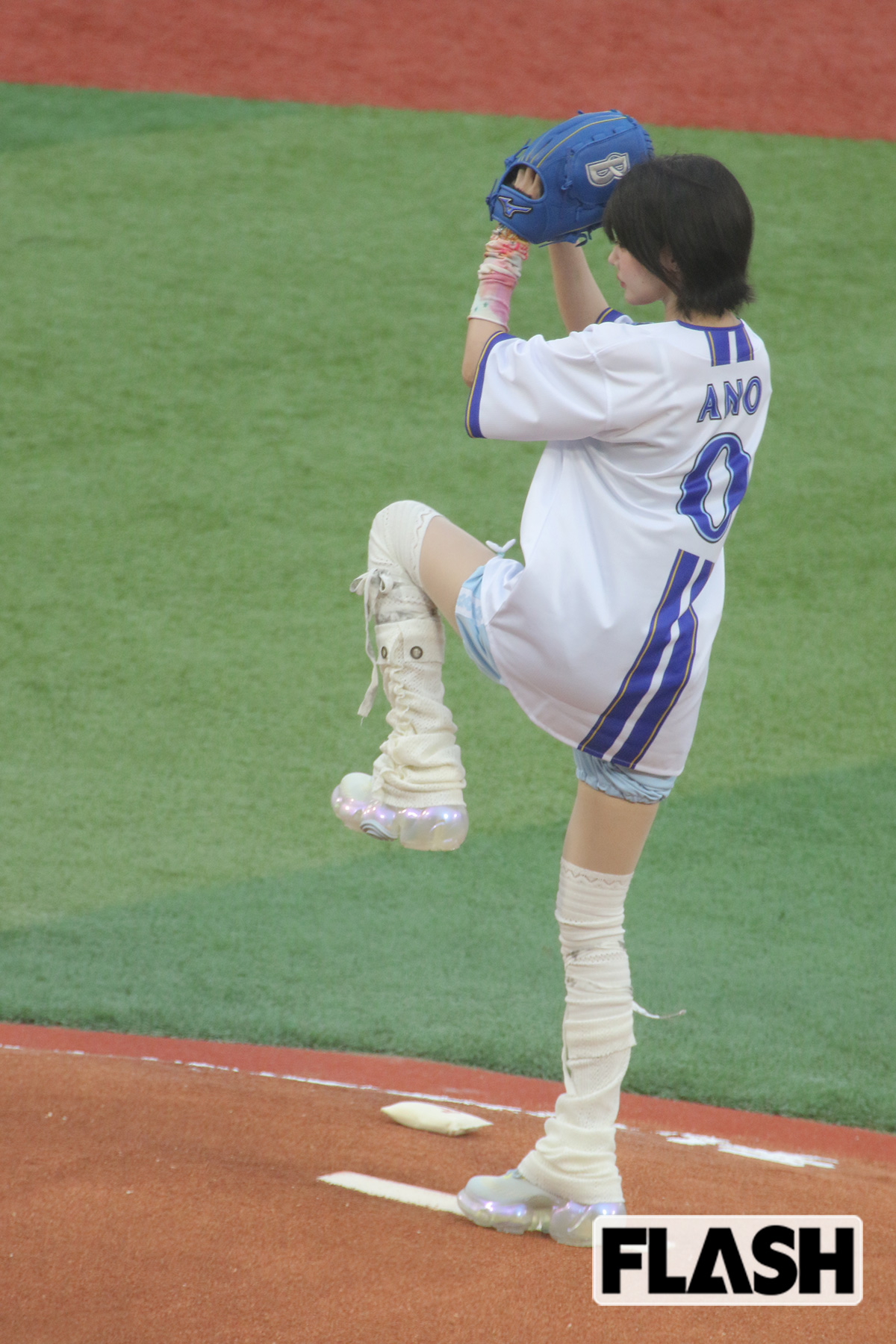 2025年7月12日、横浜スタジアムで行われた横浜DeNAベイスターズ対巨人戦にて、始球式をおこなった歌手でタレントのあのちゃん