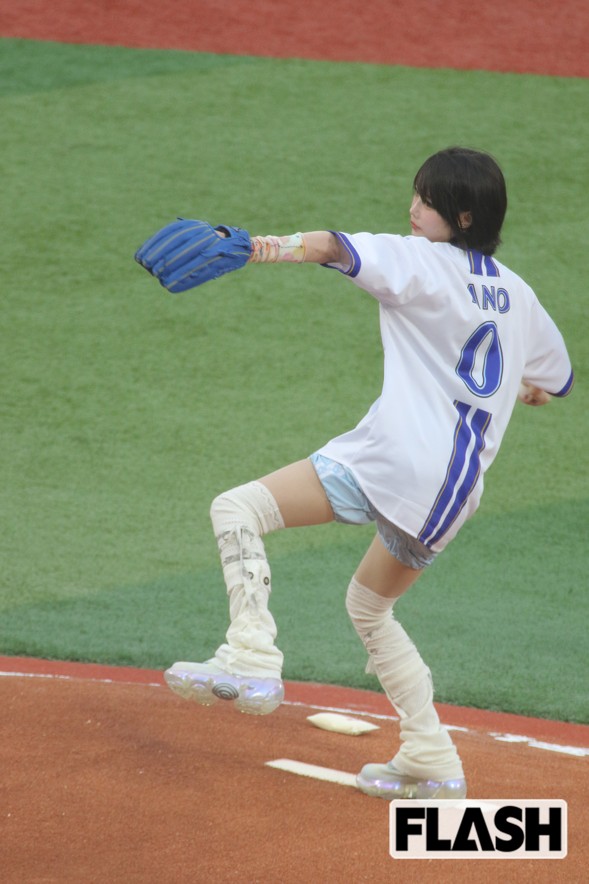 2025年7月12日、横浜スタジアムで行われた横浜DeNAベイスターズ対巨人戦にて、始球式をおこなった歌手でタレントのあのちゃん