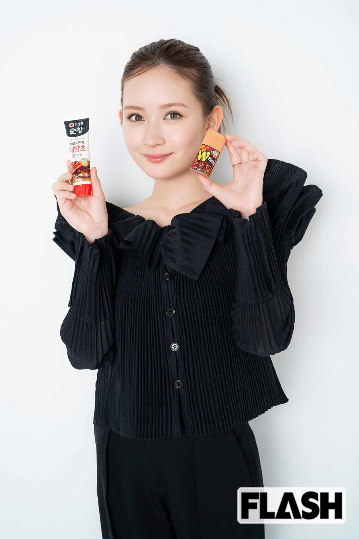 バッグに常時携帯中というコチュジャンと島唐辛子パウダー（畑芽育）