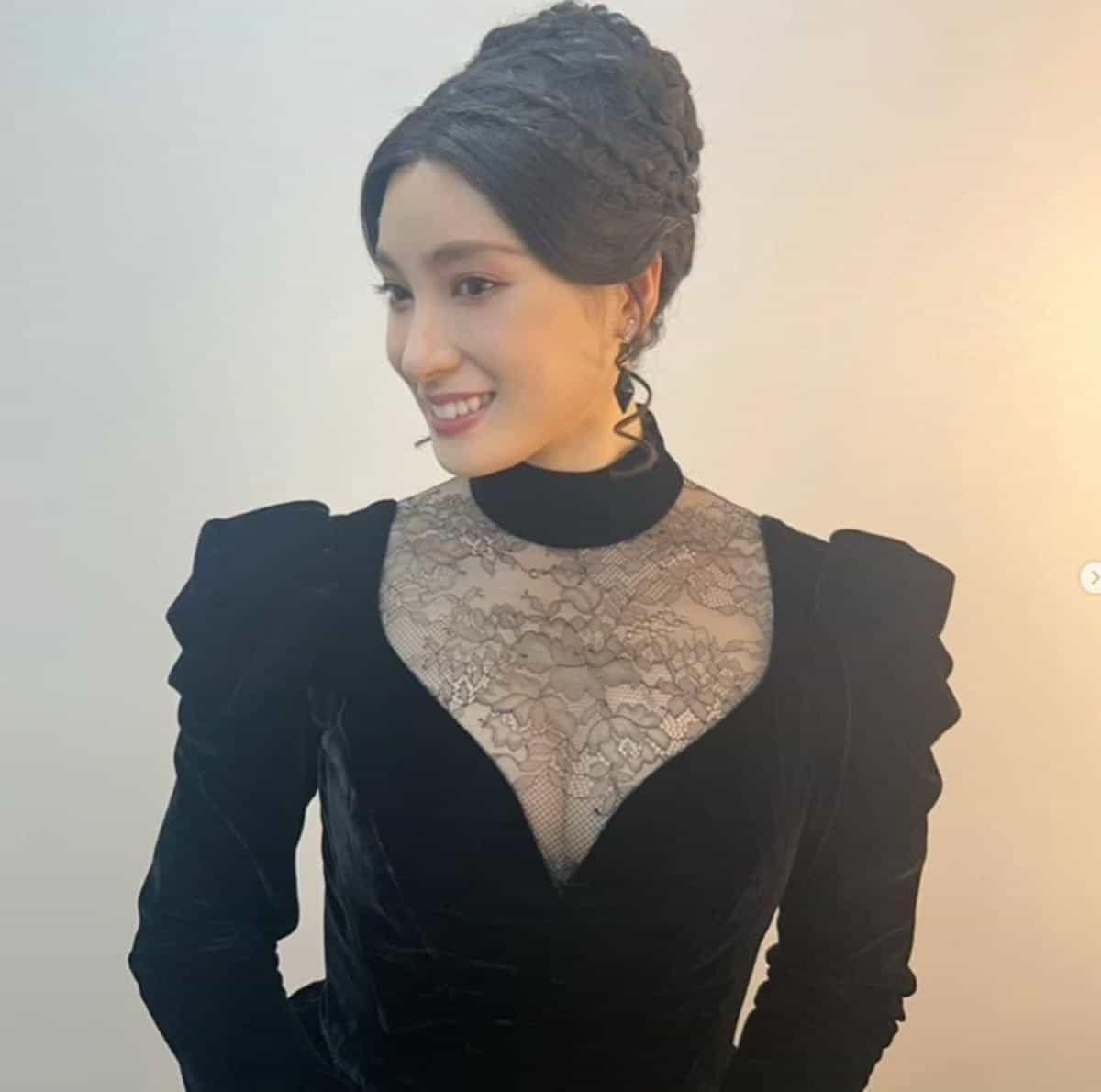 マクベス夫人の衣装を披露した土屋太鳳。デコルテがレースで透けた大胆な黒ドレスだ（写真・本人Instagramより）