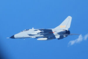 中国軍機が自衛隊 “旧型機” に30mまで異常接近…あまりの危険行為に元…