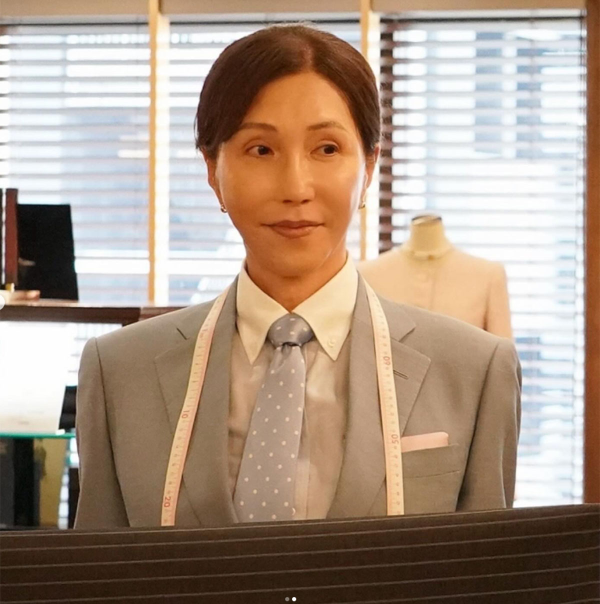 ドラマ『愛の、がっこう。』（フジテレビ系）に出演したKABA.ちゃんこと龍イチカ。ガーリーな要素を抑えたシックなスーツスタイルだ