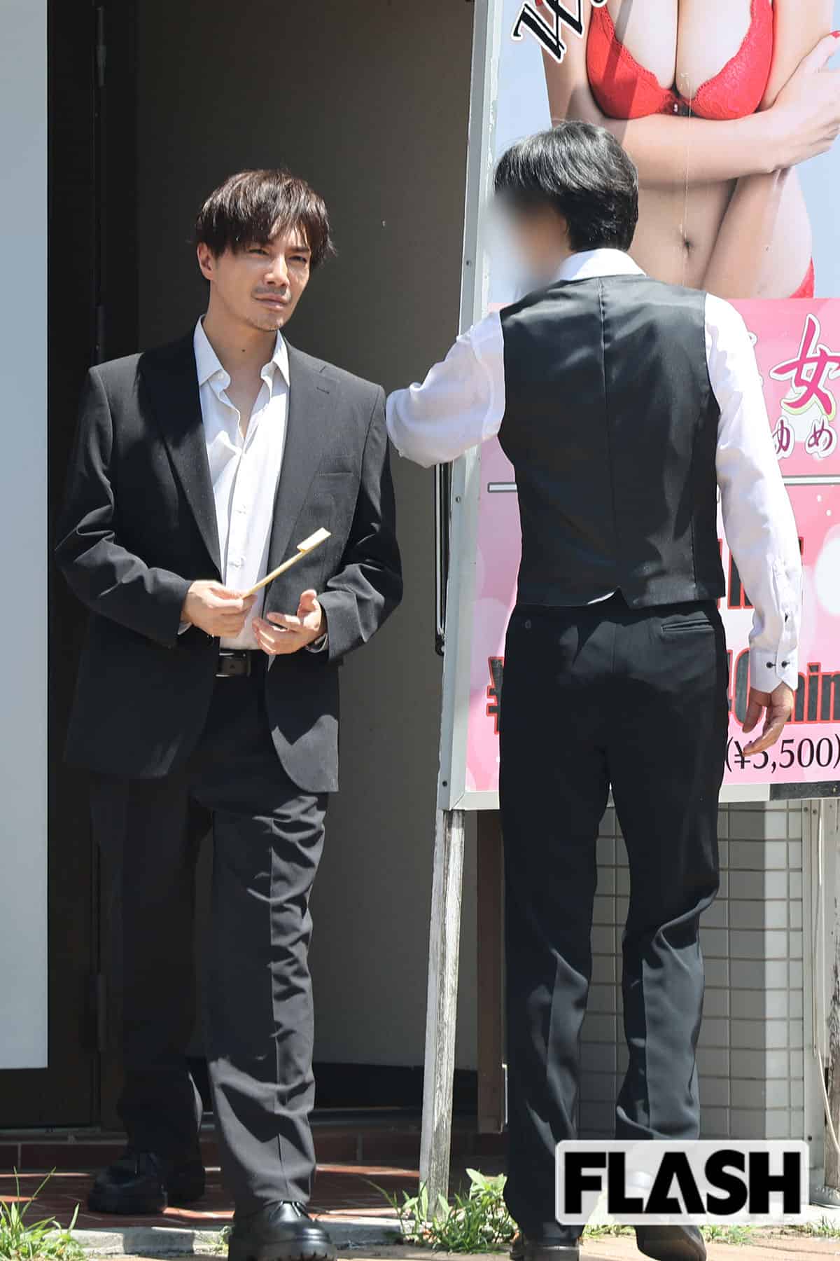田中圭の代役で撮影に挑む成宮寛貴（写真・吉田 豊）