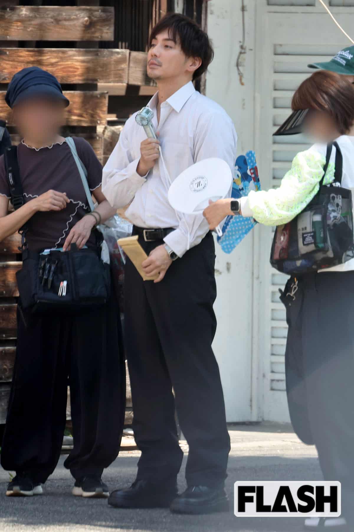 ワイシャツのボタンを開けて涼む成宮寛貴（写真・吉田 豊）