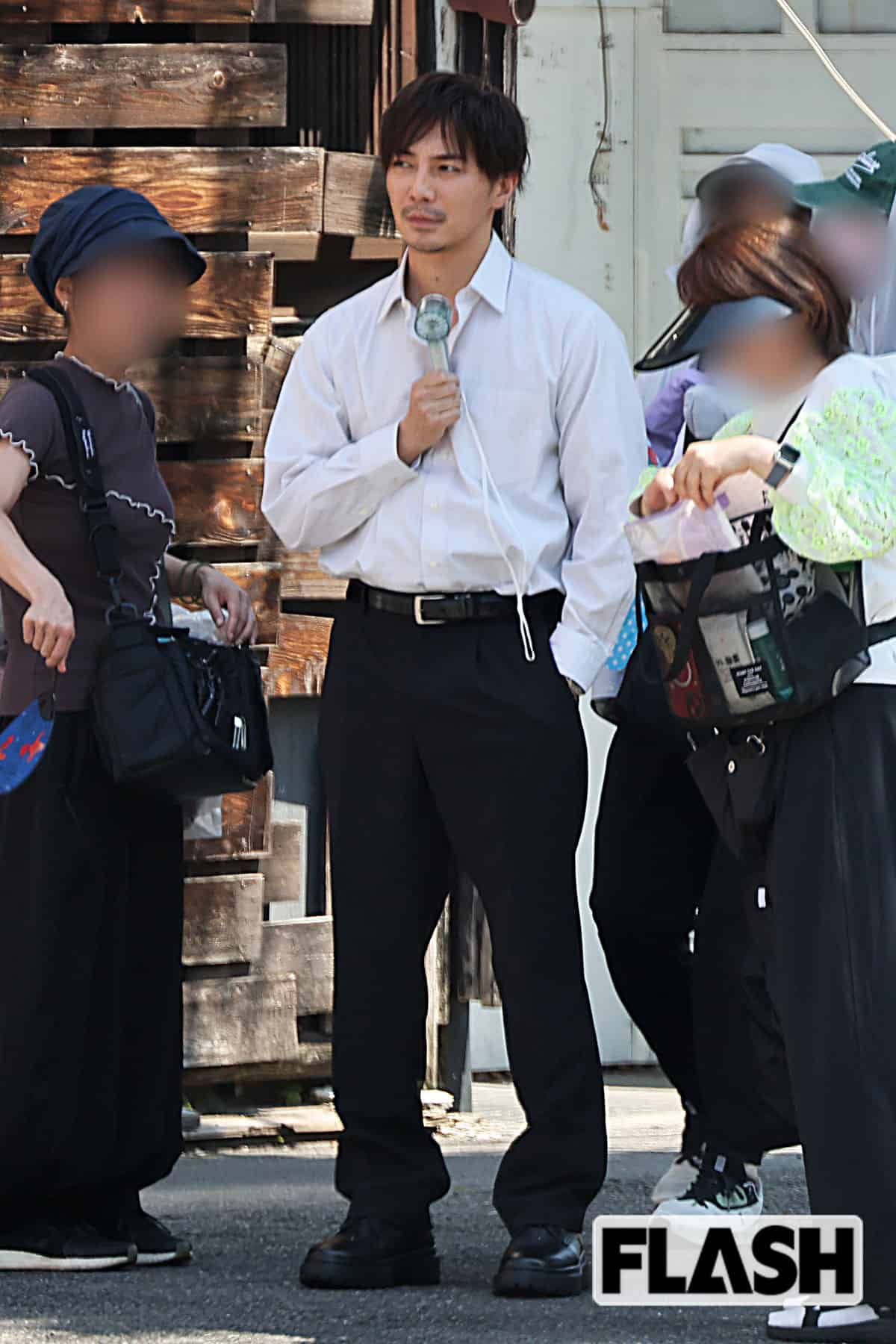 ワイルドなひげをたくわえた成宮寛貴（写真・吉田 豊）
