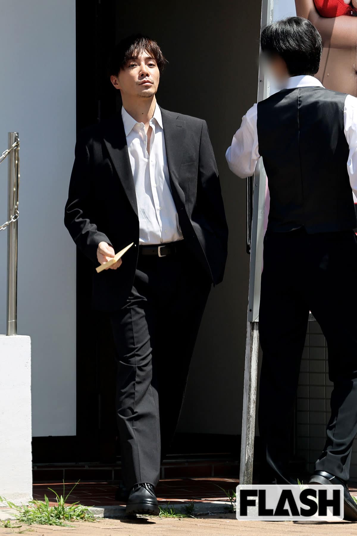 黒いスーツが似合う成宮寛貴（写真・吉田 豊）