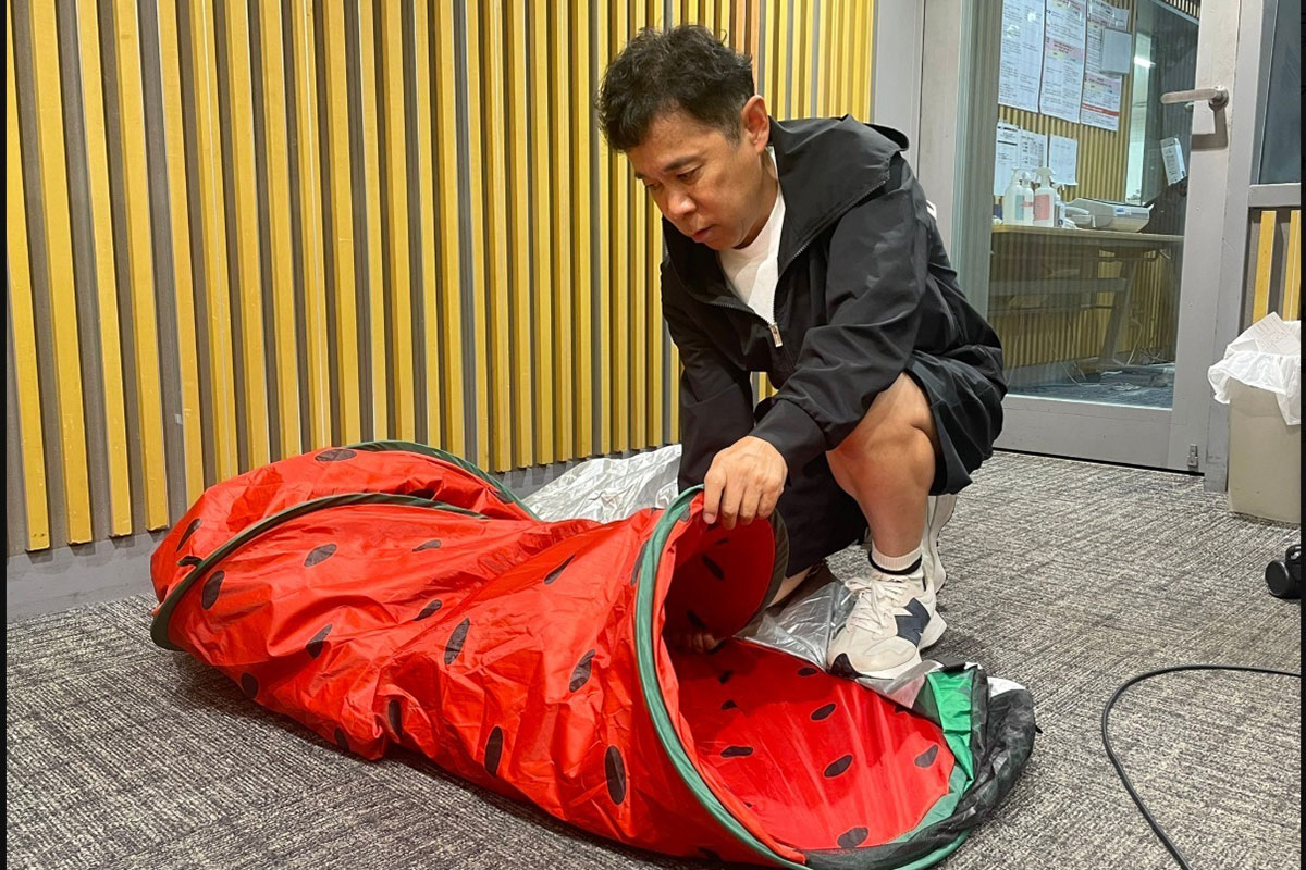 番組放送中に何度もテントをたたんでは広げた岡村隆史(写真・番組公式Xより)