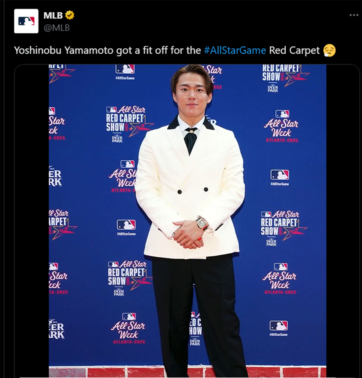 MLBオールスターの記念写真に参加できなかった山本由伸を、大谷翔平が “欠席した卒業アルバム風” にいじって公開（大谷のInstagramより）