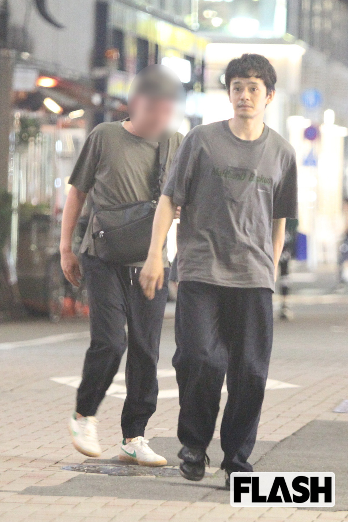 映画関係者と路上を歩く池松壮亮(写真・金谷千治)