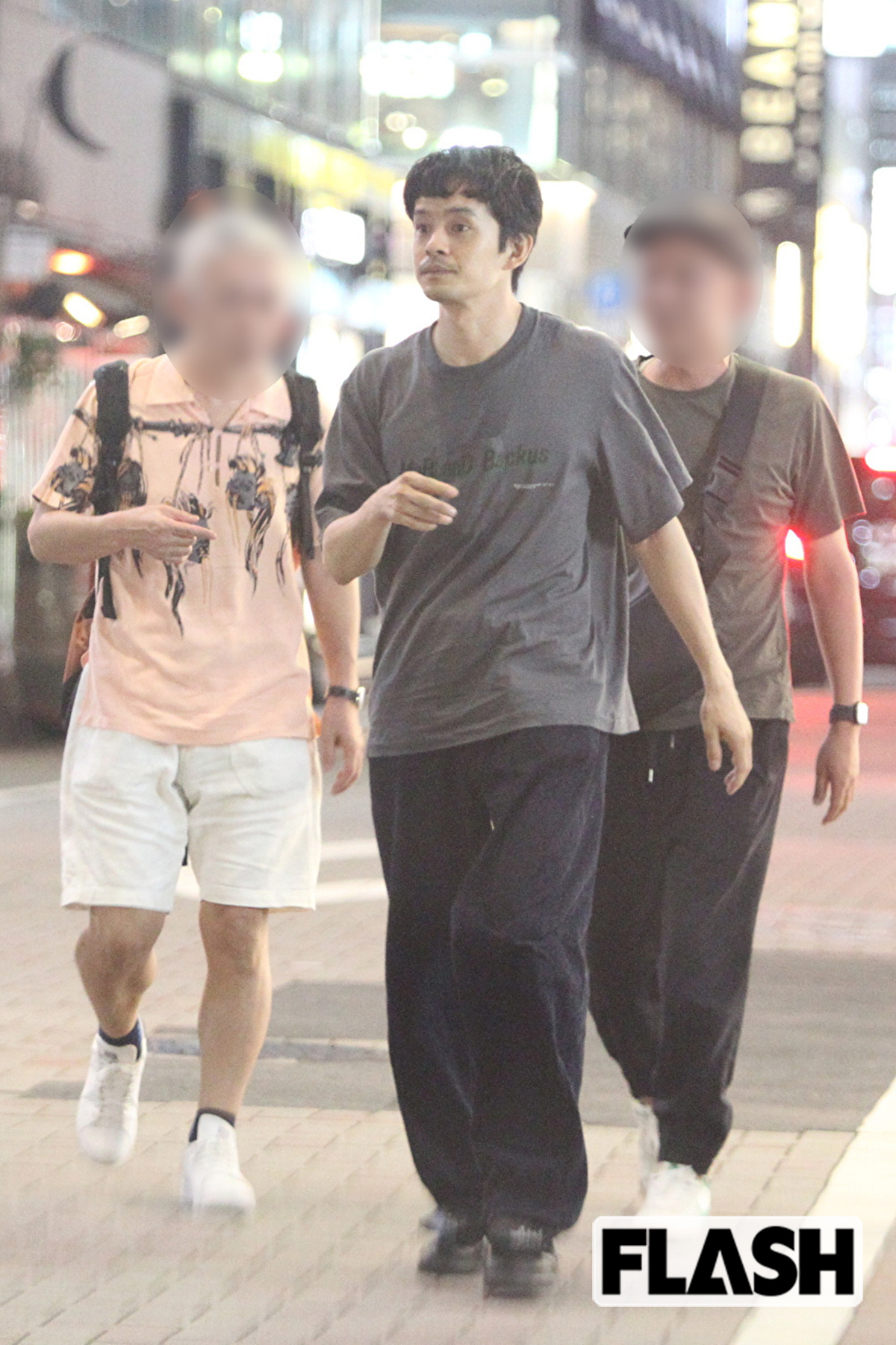大衆居酒屋で映画談義をする池松壮亮(写真・金谷千治)