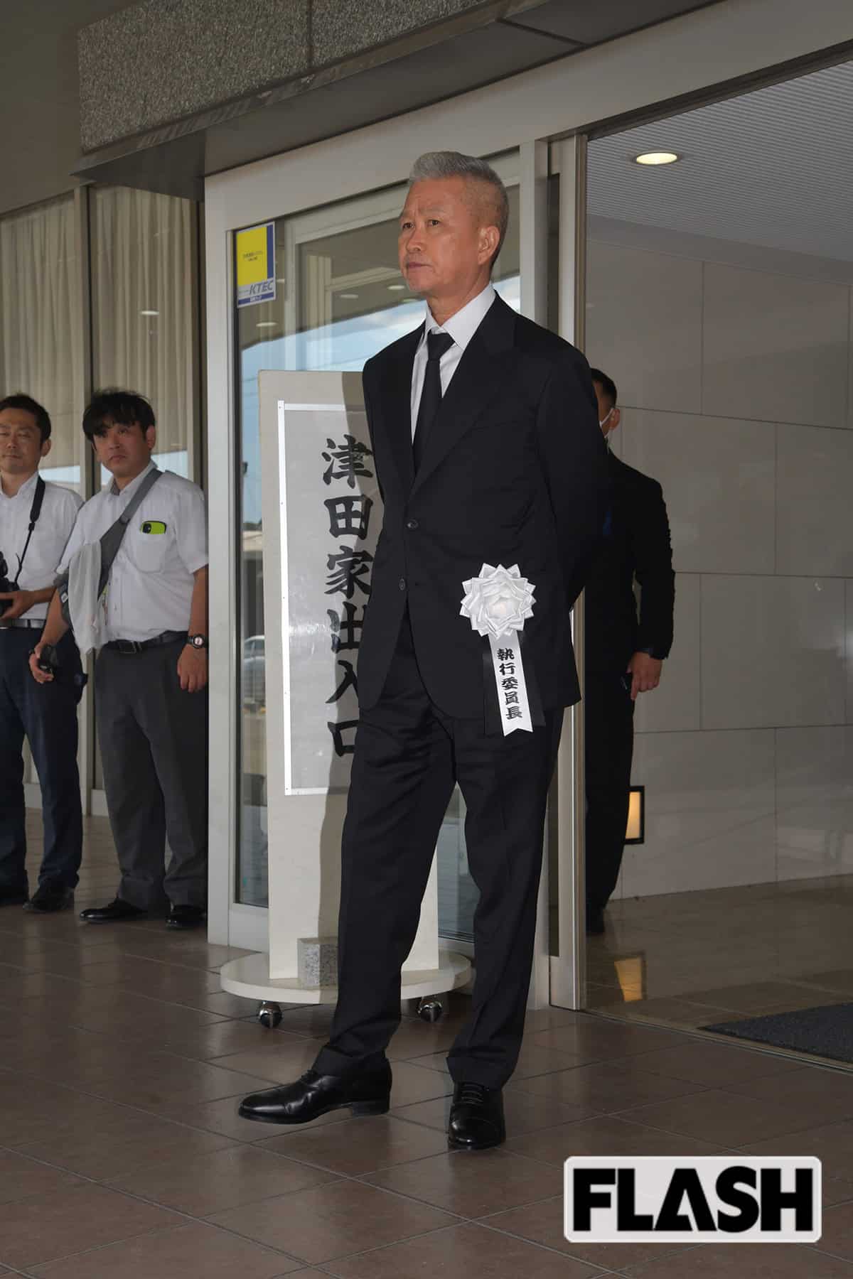 葬儀を取り仕切った六代目山口組竹内照明若頭。ときには大きな声で組員に指示を出す場面もあった（写真・馬詰雅浩）