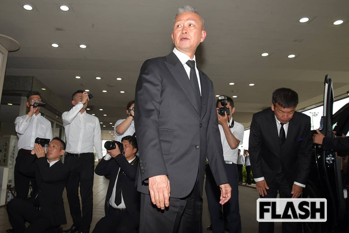 六代目山口組竹内照明若頭を取り囲むように撮影する警察官と報道陣（写真・馬詰雅浩）
