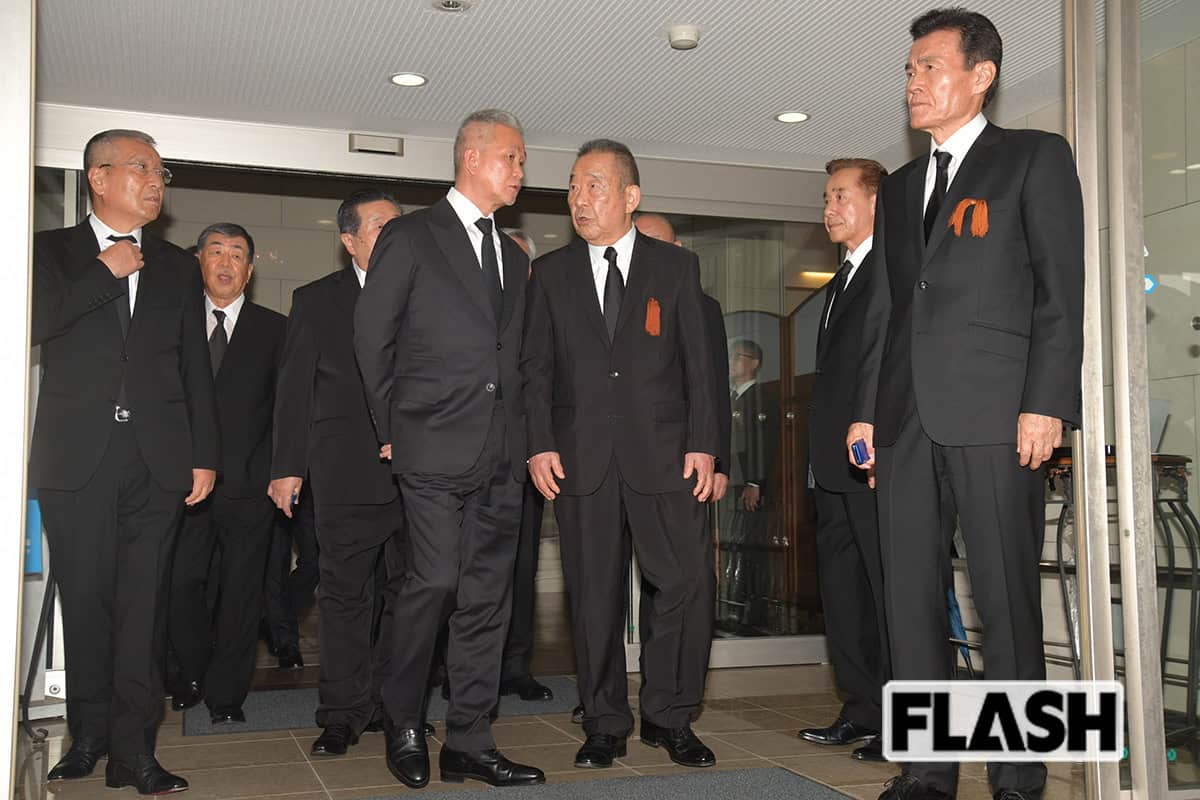 執行部の面々と話す六代目山口組竹内照明若頭（写真・馬詰雅浩）