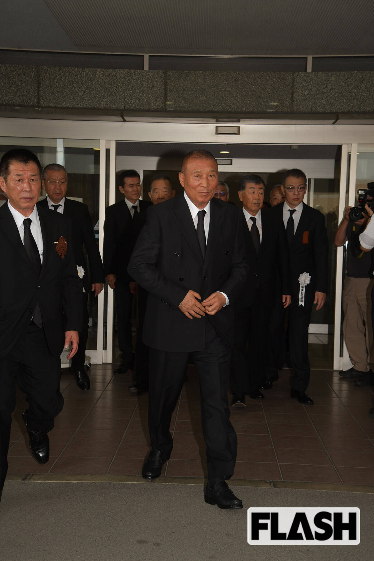 葬儀に参列し、客人を見送った後、帰路につく六代目山口組司忍組長（写真・馬詰雅浩）
