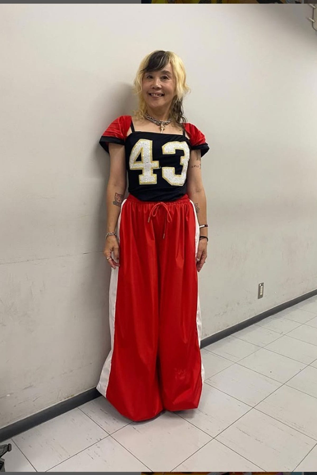 両腕に複数のタトゥーが入っている野沢直子（写真・本人Instagramより）