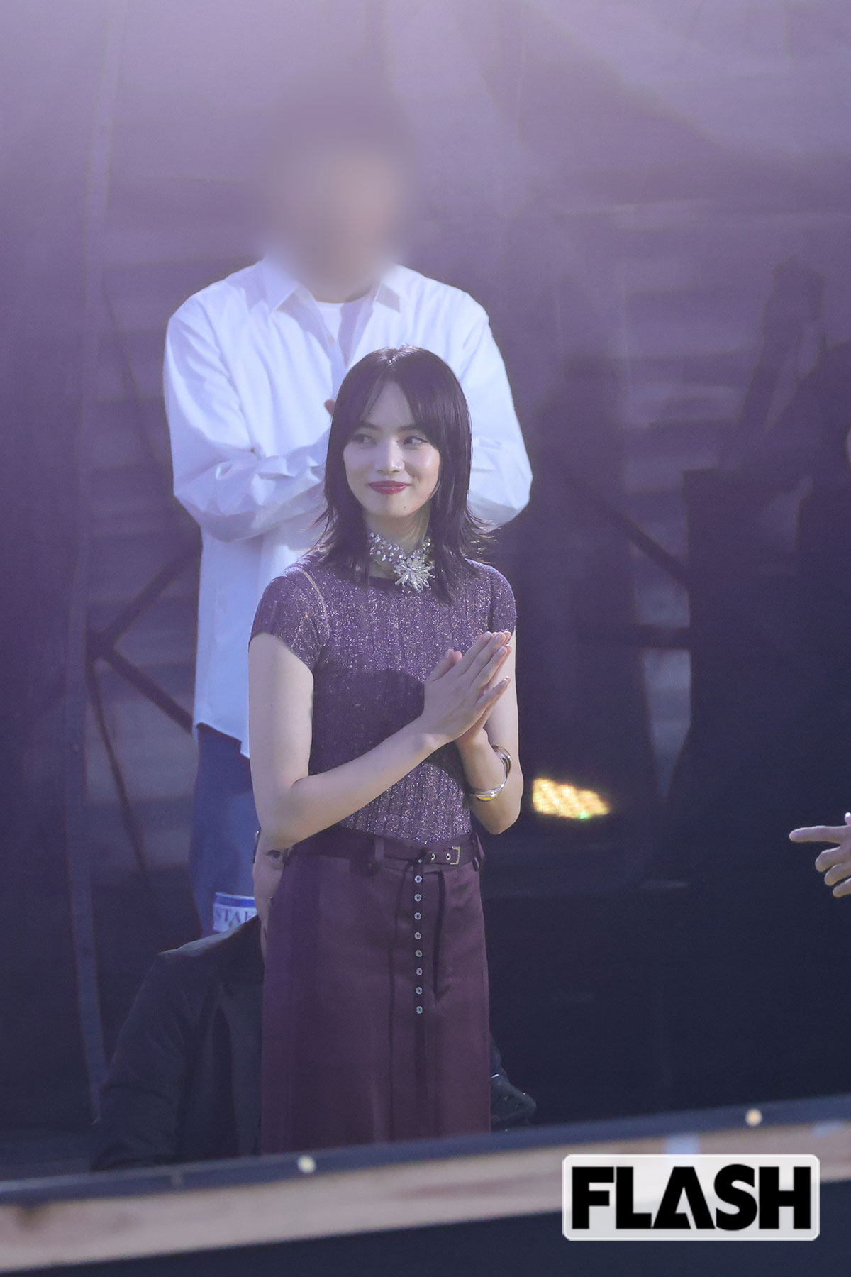 拍手をする小松菜奈