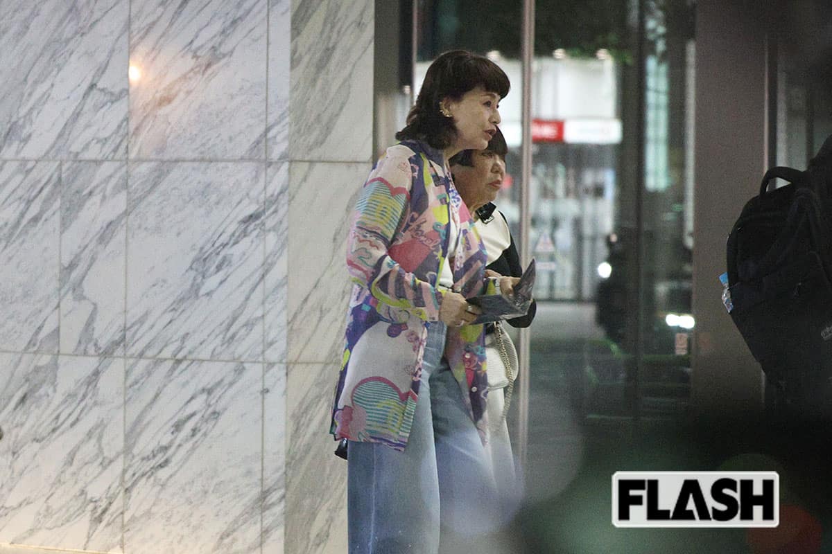 自身の母・アヤコ氏を演じた大地真央と仲睦まじく話すコシノジュンコ氏(写真・吉田豊)