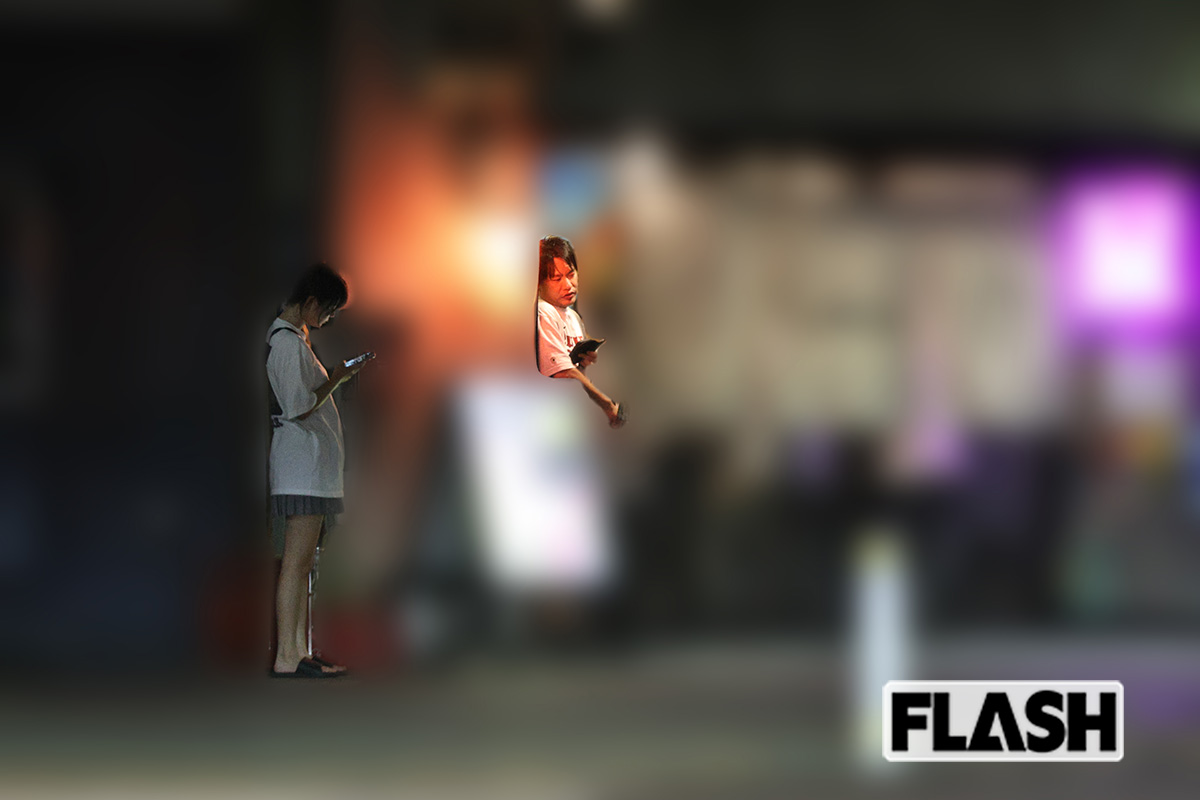 2025年7月16日、1時間ほど食事を楽しみ、ホルモン専門店を出る2人。会計は箕輪厚介氏が払ったのだろうか、遅れて出てきた(写真・吉田 豊)