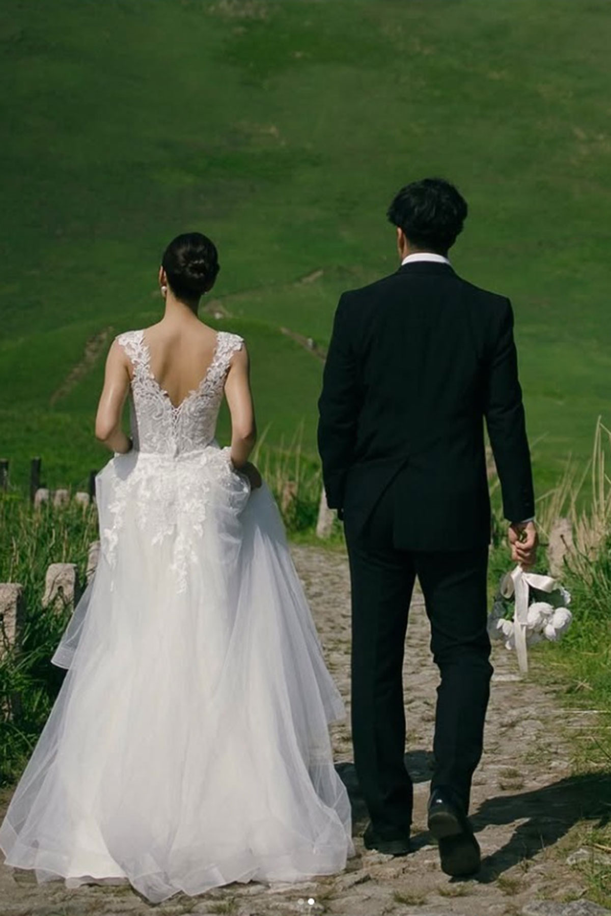 忽滑谷こころアナがアップした結婚報告 すらりとした新郎の後ろ姿も映っている(写真・本人Instagramより)