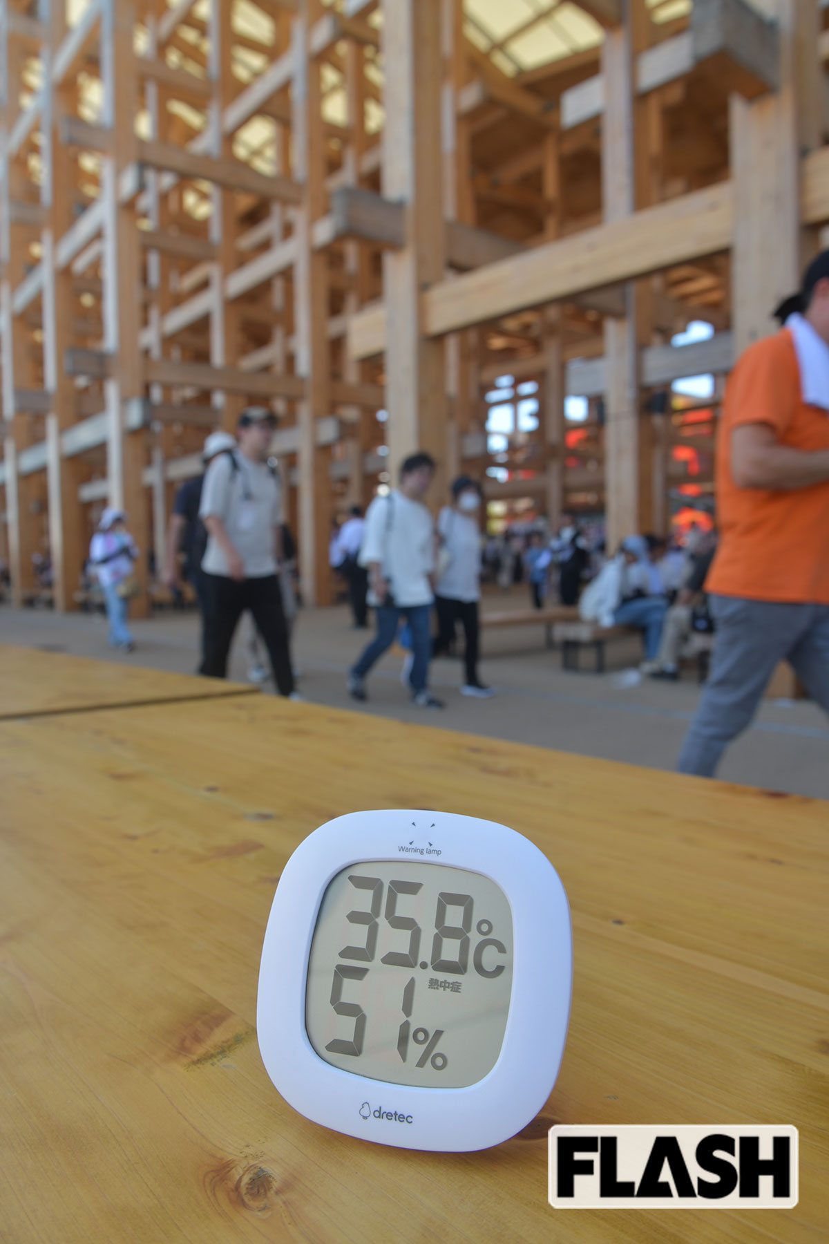 大屋根リング下でも、35度台を計測した。風もあり、海辺ということで、体感気温はもう少し低いが、それでも酷暑には変わりない（写真・馬詰雅浩）