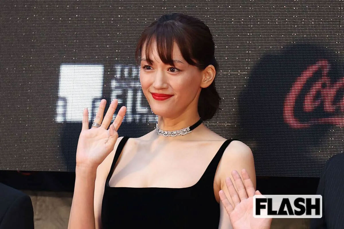 綾瀬はるか、「ライバル女優」も “裸と見間違う” 背中披露の奇遇…ストイックな「体作り」で “新たな需要” の気配