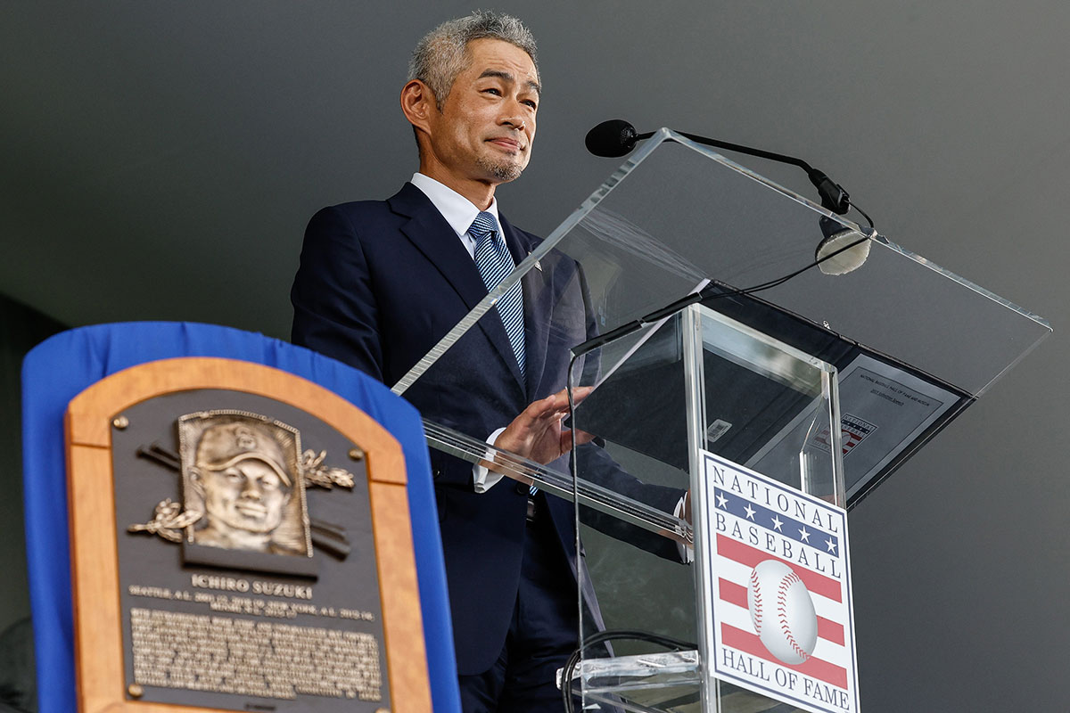 イチロー、殿堂入りで見せた英語力…スピーチでは“レジェンド選手”に日本語で感謝を伝える場面も