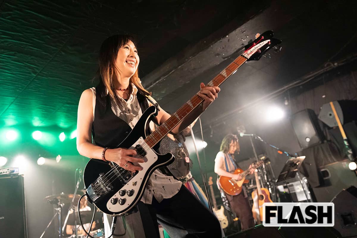 山田ROGER(Ba) 「一夜限定のライブは、自分たちでやると決めたことで、どうせやるならいまこのメンバーでのベストの音楽を作る、と自分にチャレンジするような気持ちでした。20代だった私たちの楽曲に、30数年ぶりに向き合ってみて、若かったなぁと思うと同時に、当時は自分たちなりに本当に一生懸命、音楽を作っていたんだなと感じました。足を運んでくださったみなさんへの感謝を込めて演奏しました」