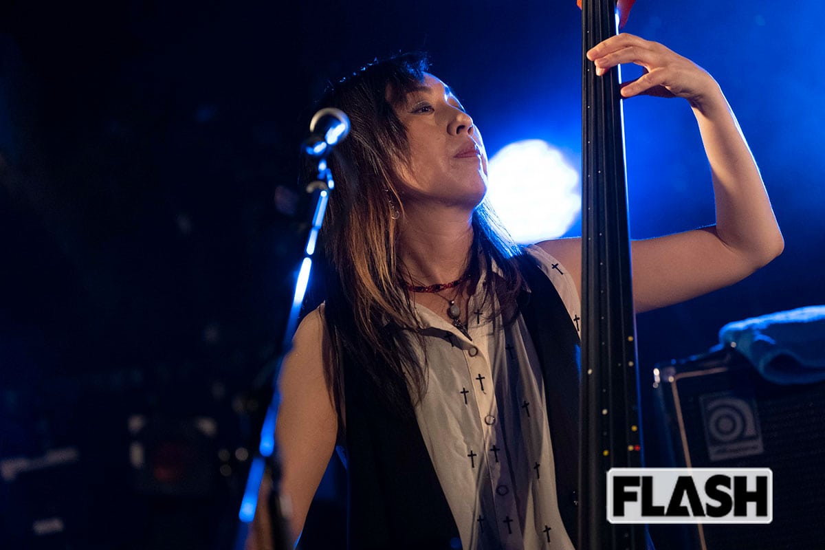 山田ROGER(Ba) 「一夜限定のライブは、自分たちでやると決めたことで、どうせやるならいまこのメンバーでのベストの音楽を作る、と自分にチャレンジするような気持ちでした。20代だった私たちの楽曲に、30数年ぶりに向き合ってみて、若かったなぁと思うと同時に、当時は自分たちなりに本当に一生懸命、音楽を作っていたんだなと感じました。足を運んでくださったみなさんへの感謝を込めて演奏しました」