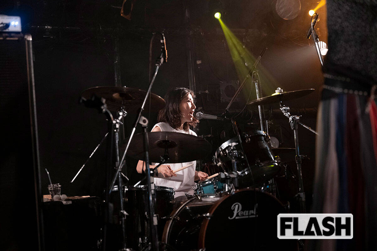 沼倉優子(Dr) 「ずっと眠らせていた箱のなかの音をよみがえらせた。ホコリだらけだったかもしれない。けれども輝いていました。メンバー個々の本質は、当時と変わらないところにあると感じながら、それぞれが違って当たり前、尊重しながら形式にハメない表現、このとらえ方に変えていく意識が働いたかもしれなませんね」
