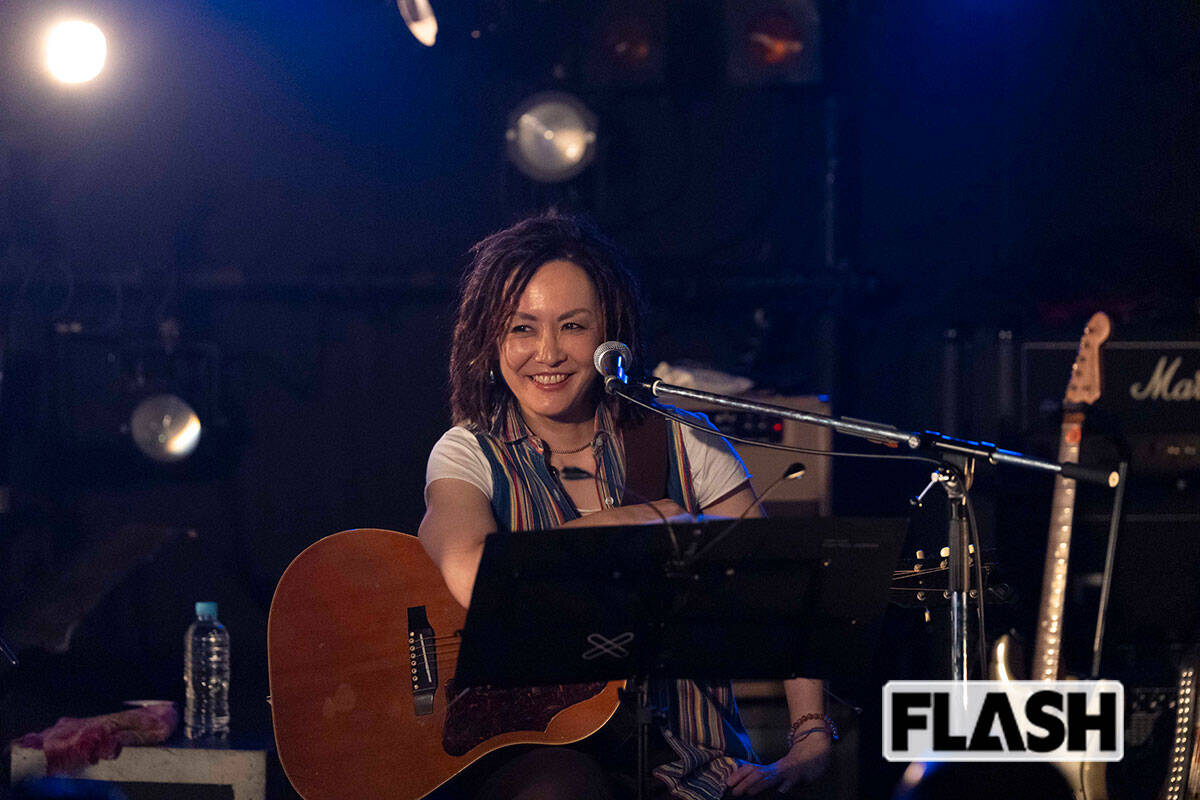 サポートギタリストとして菅原潤子が参加した