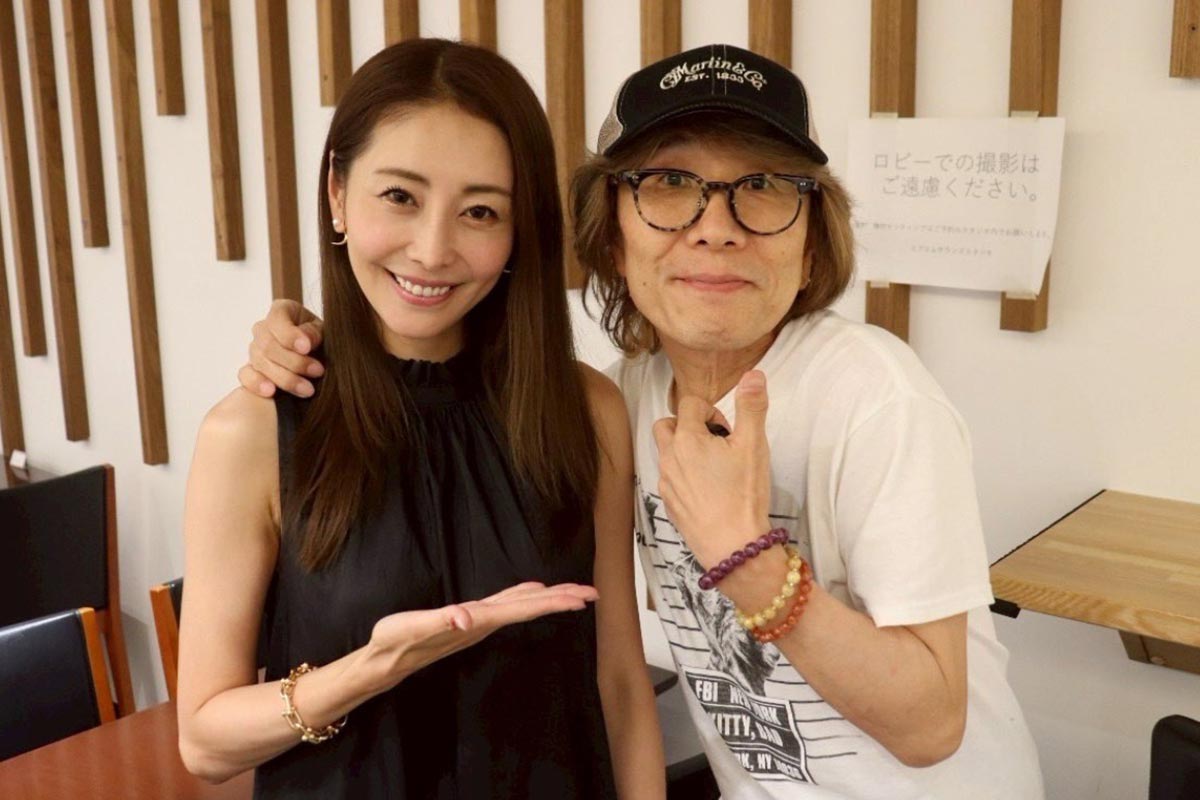 熊切あさ美とTHE ALFEEの坂崎幸之助。肩に手を回す様子にネット上で驚きの声があふれた(熊切あさ美のX投稿より)